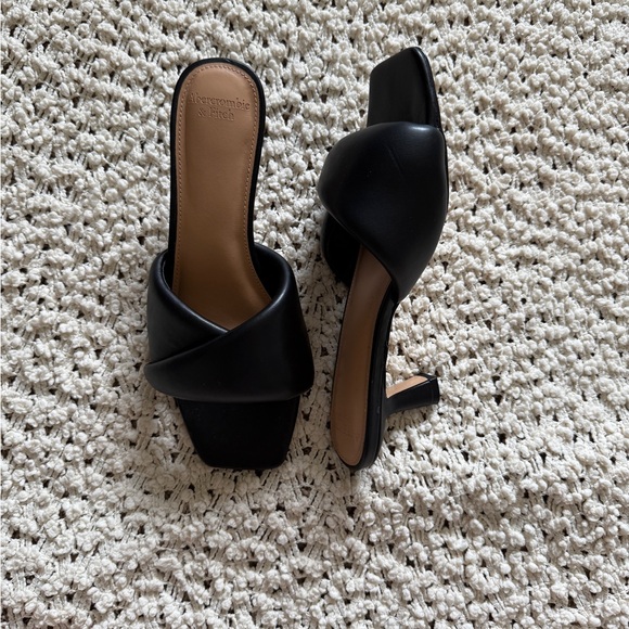 🖤 Abercrombie & Fitch Puffy Twist Heels 🖤 - Picture 2 of 7